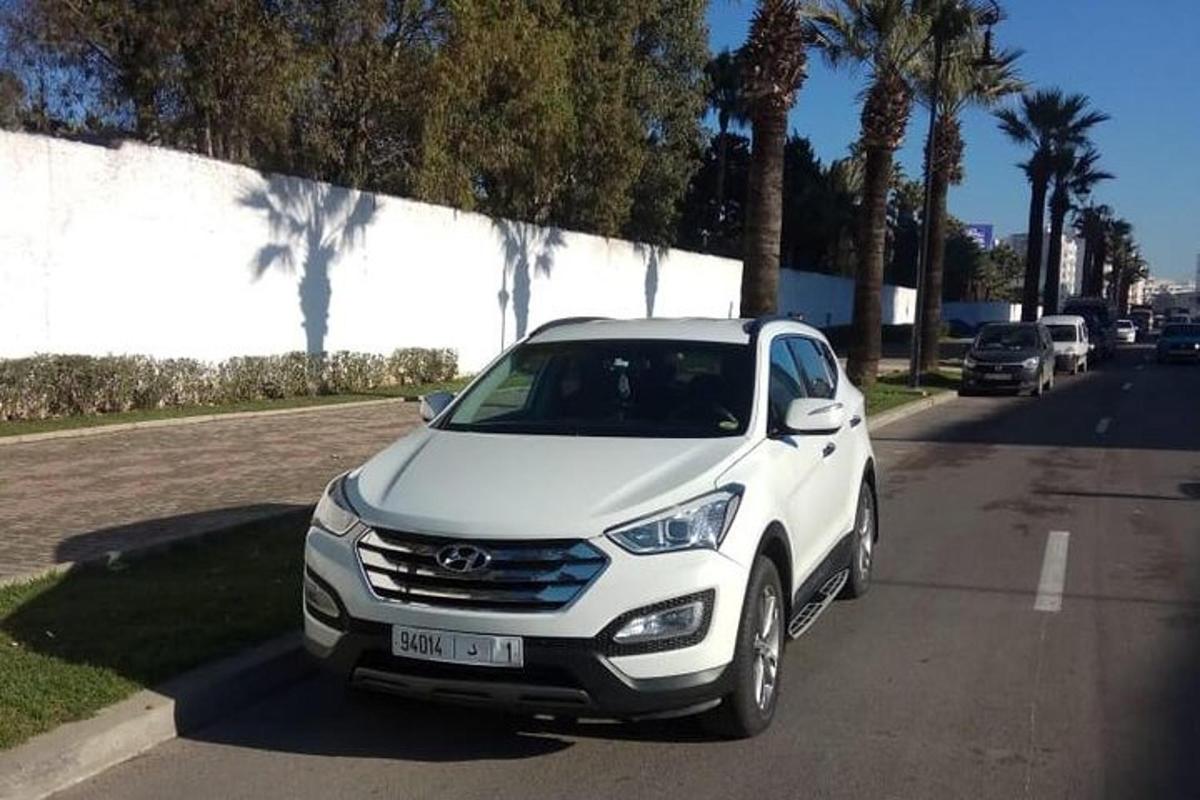 білий автомобіль, припаркований на узбіччі вулиці