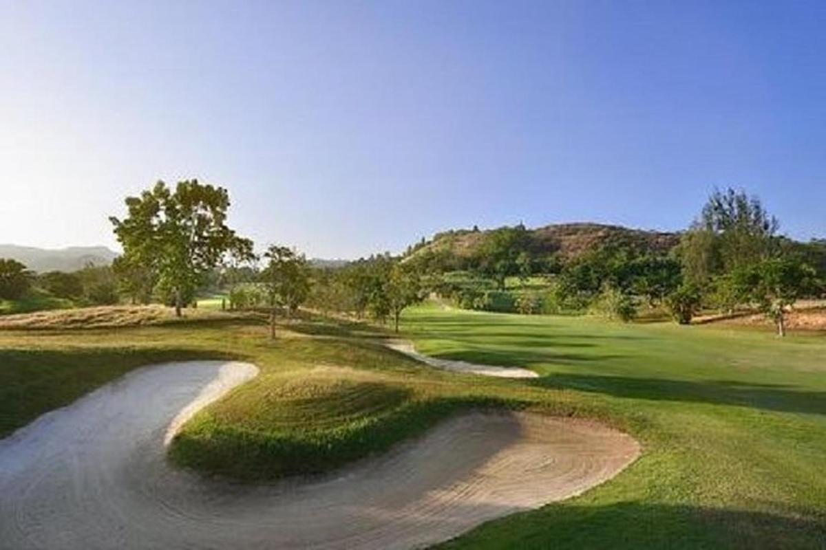 pogled na igrišče za golf z ribnikom