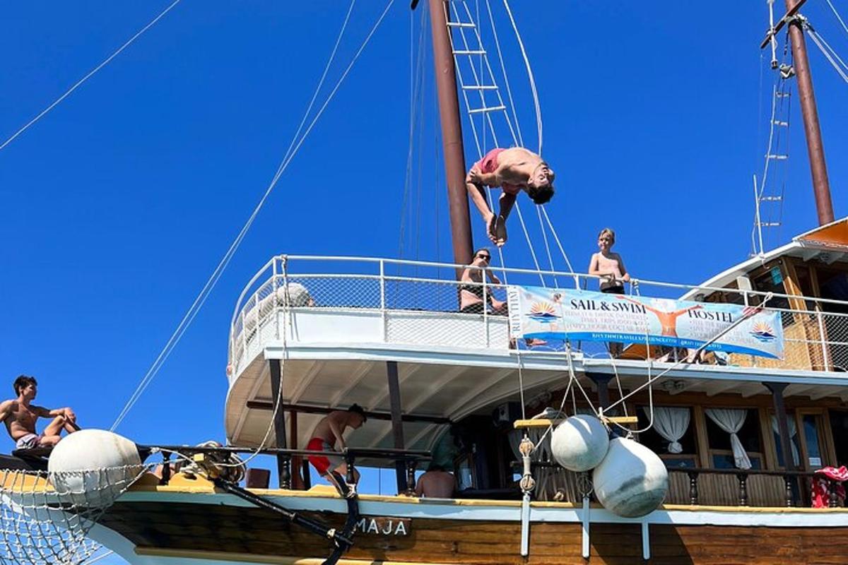 un grupo de personas en un barco en el agua