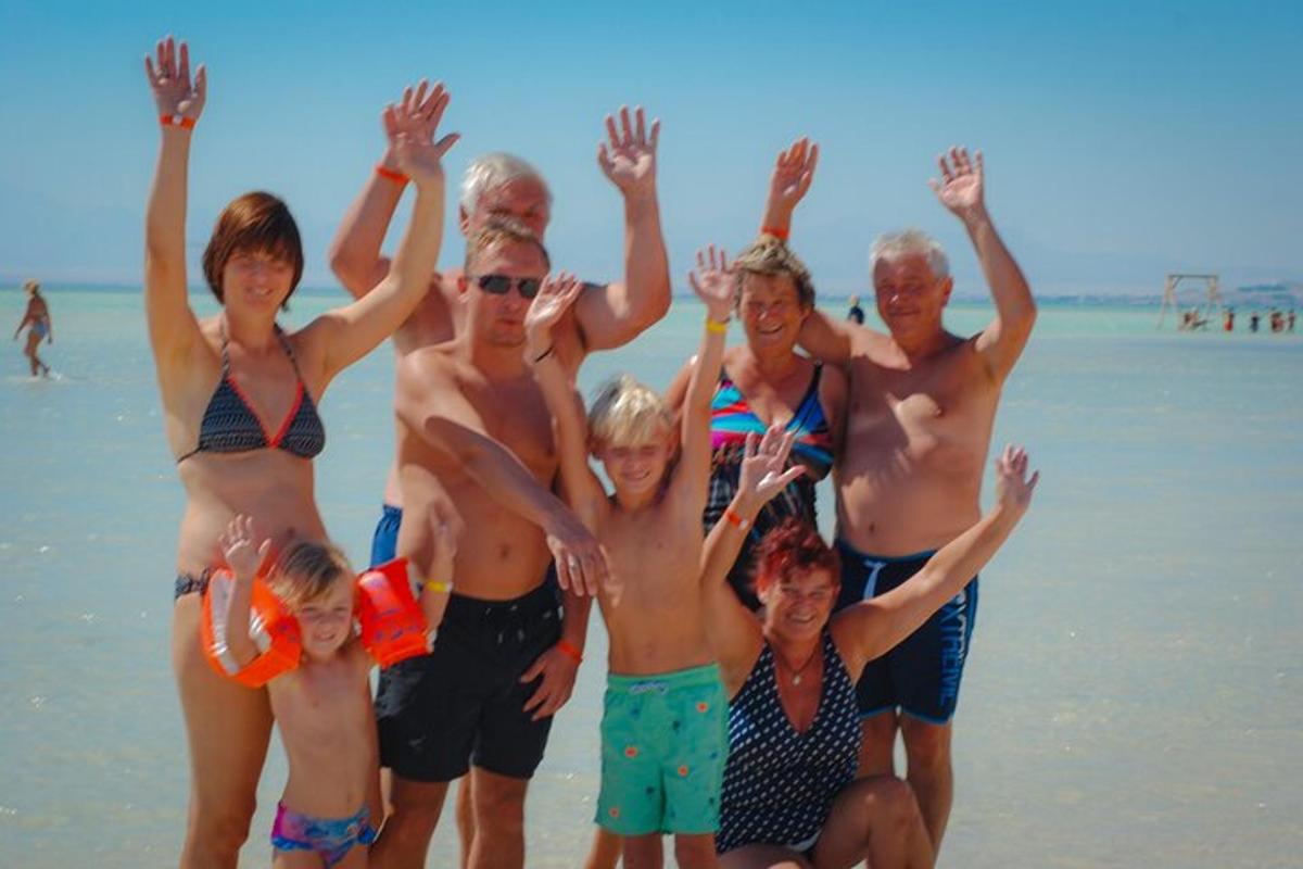 Un grupo de personas posando para una foto en la playa.