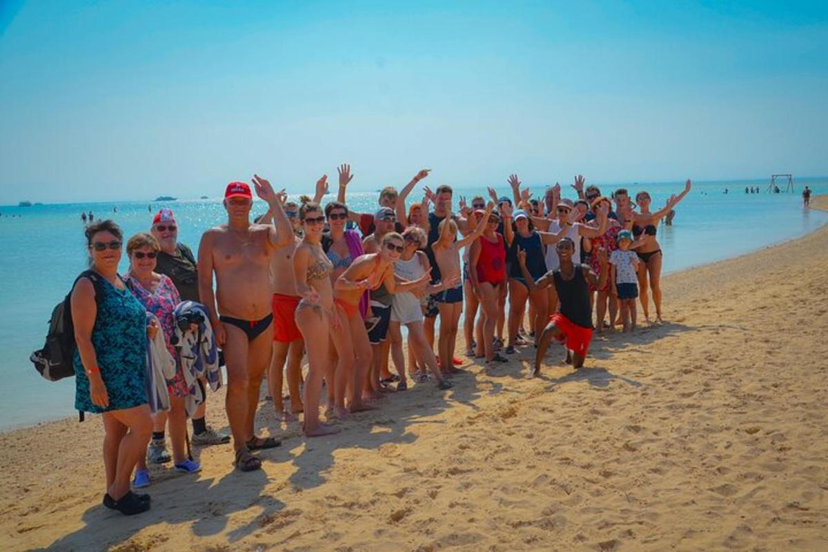 velika grupa ljudi stoji na plaži