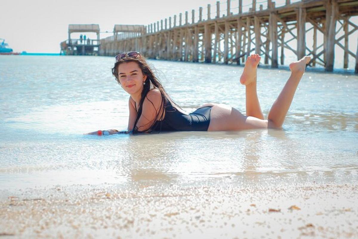 una donna sdraiata nell'acqua sulla spiaggia