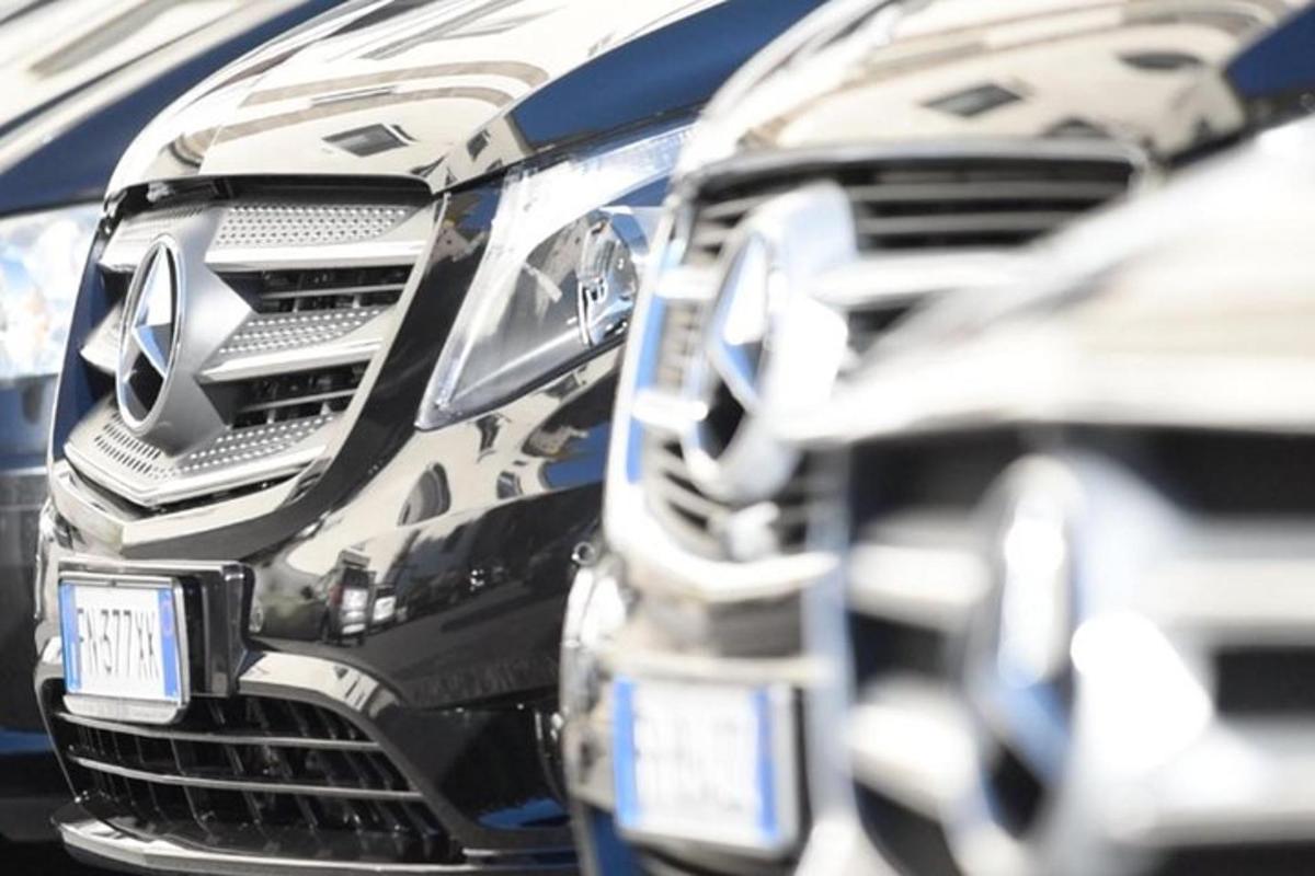 due camion parcheggiati uno accanto all'altro