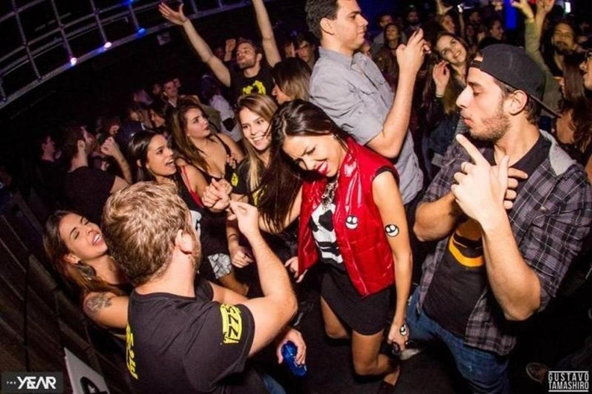 grupp inimesi, kes peol rahva seas tantsivad