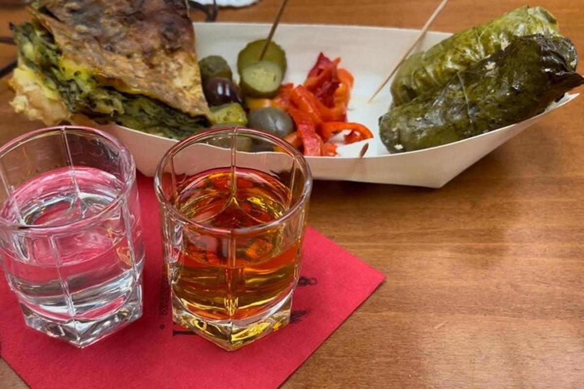 uma mesa com dois copos e um prato de comida