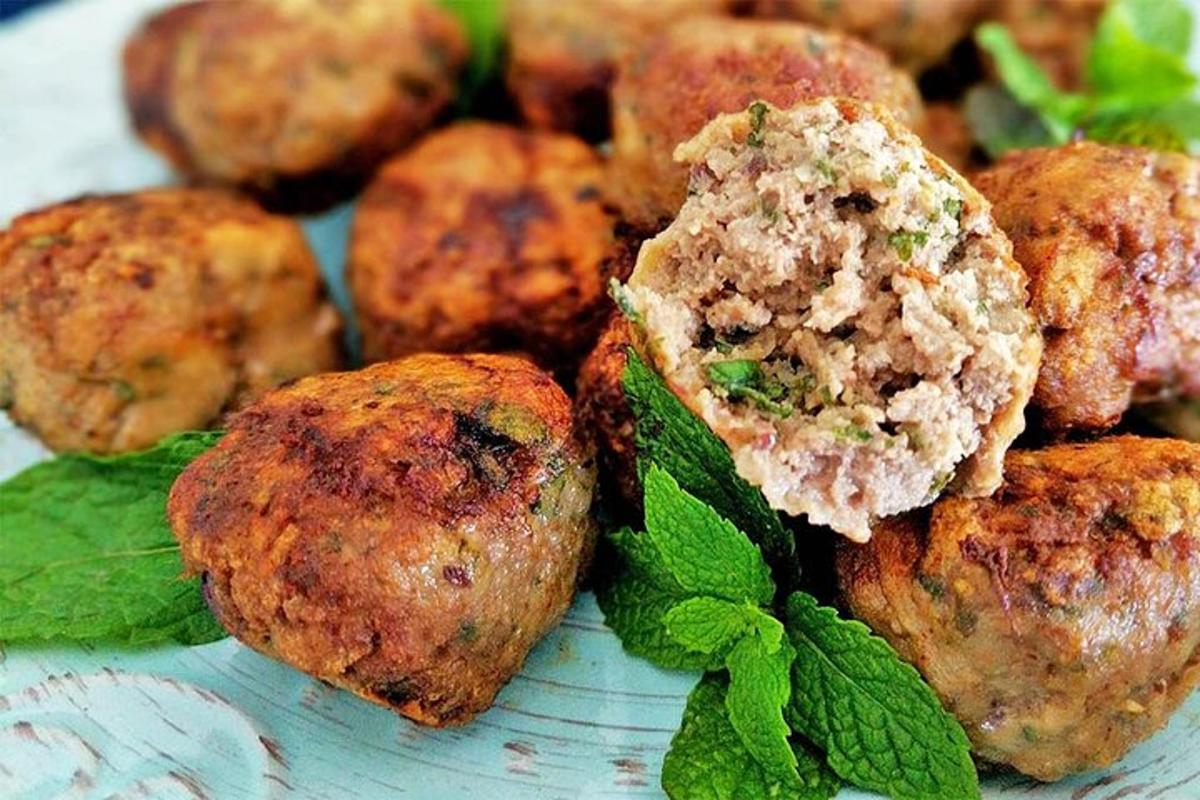 un piatto con un sacco di cibo sopra