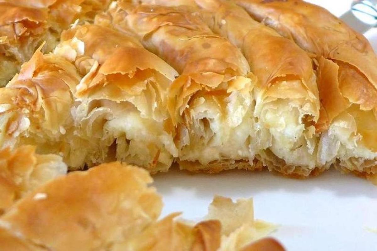 un primo piano di un pezzo di cibo su un piatto