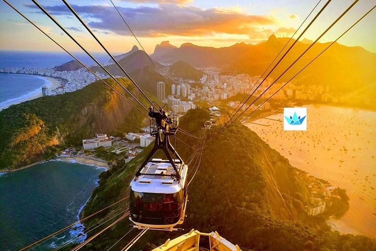 gondola letící nad pláží s městem