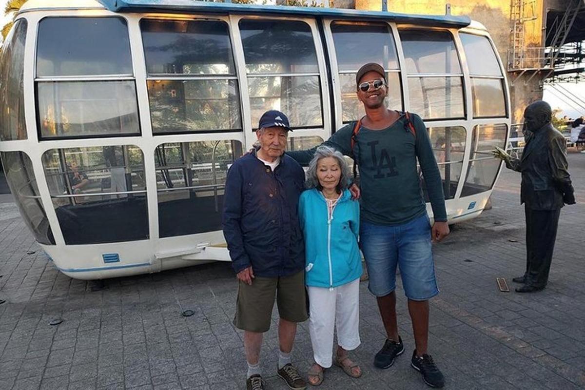 skupina lidí stojících před dvoupatrovým autobusem