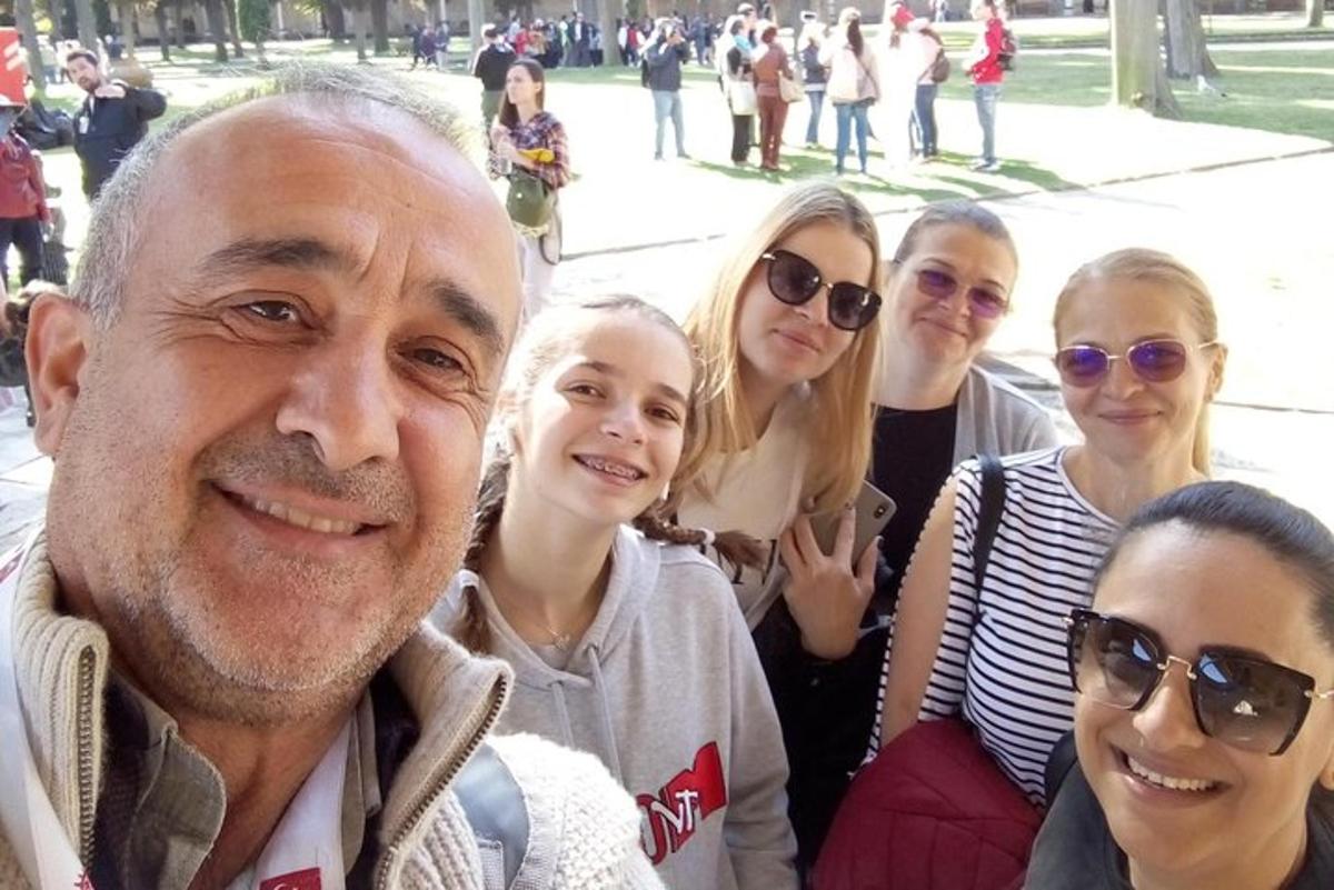 hópur fólks stillir sér upp fyrir mynd