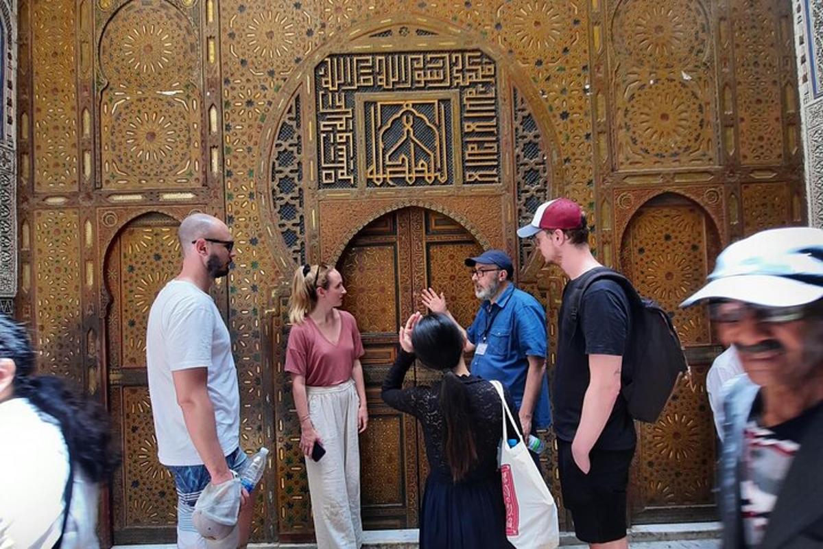 skupina lidí stojících před dřevěnými dveřmi