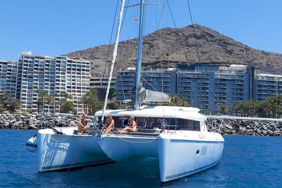 Un grupo de personas sentadas en un velero en el agua.