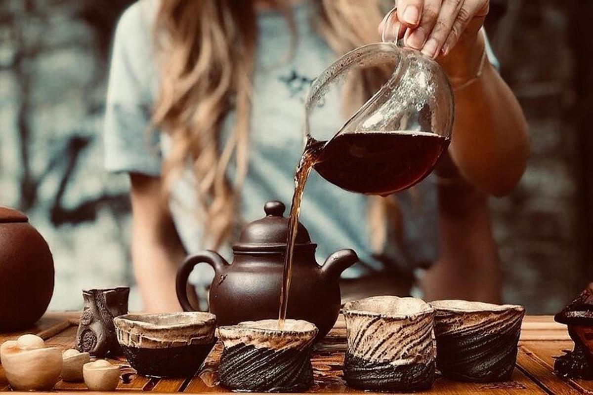 una donna che versa il vino in una teiera