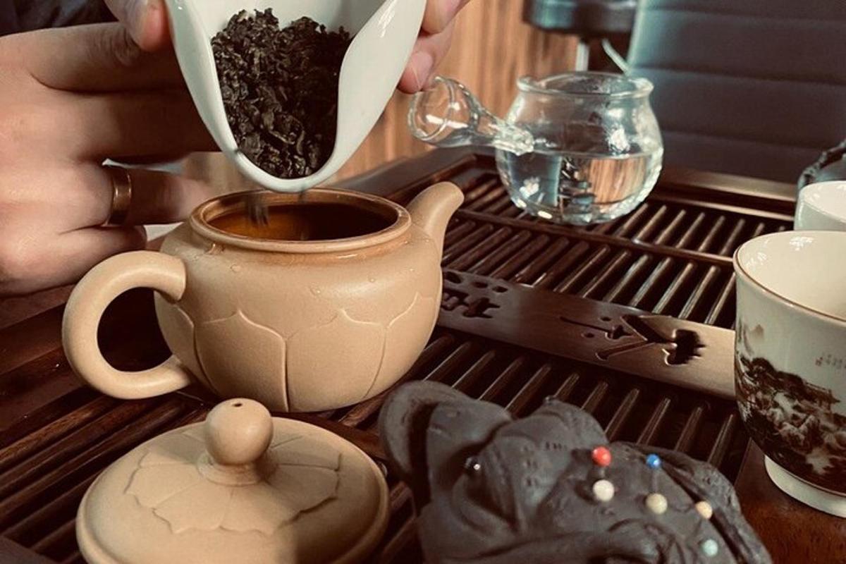 una persona che versa il caffè in una tazza su un tavolo
