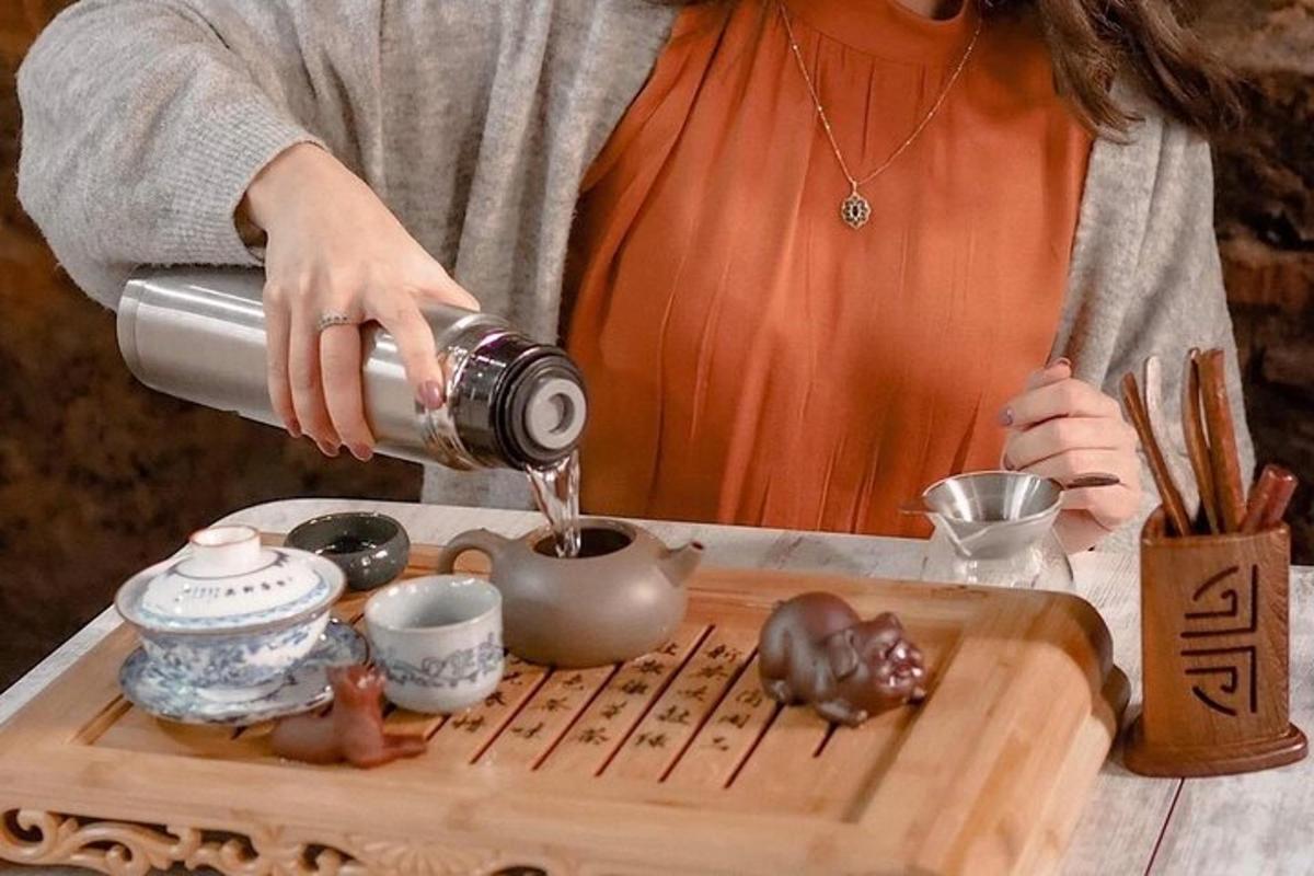 una donna sta versando il caffè in una tazza su un tagliere