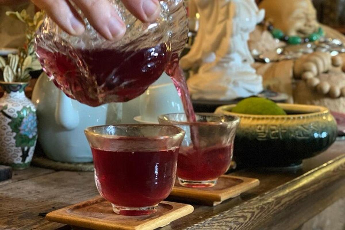una persona che versa un drink in due bicchieri su un tavolo