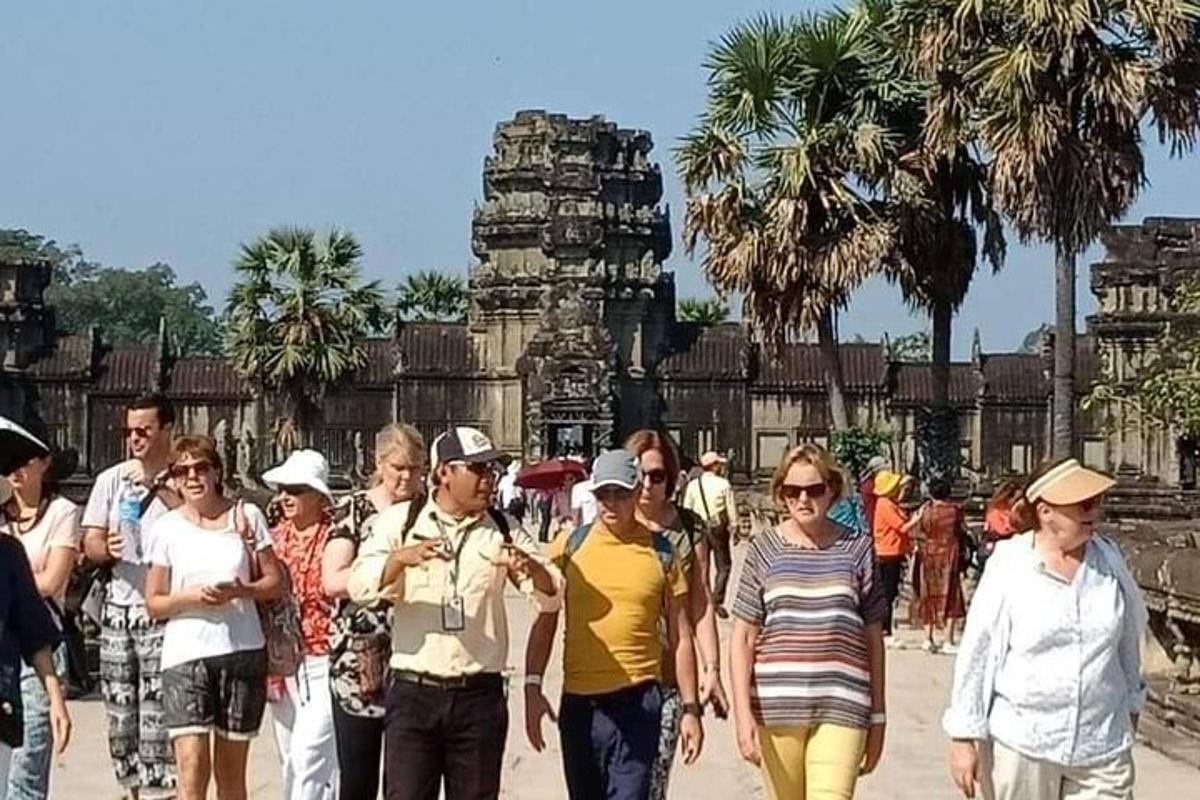 un gruppo di persone che camminano davanti a un tempio