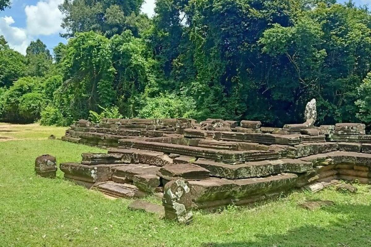hromada kamenných ruin v poli