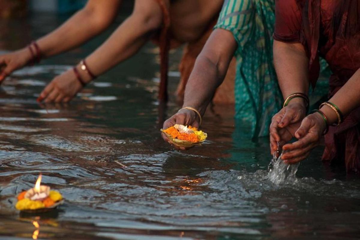 un gruppo di persone che tengono il cibo nell'acqua