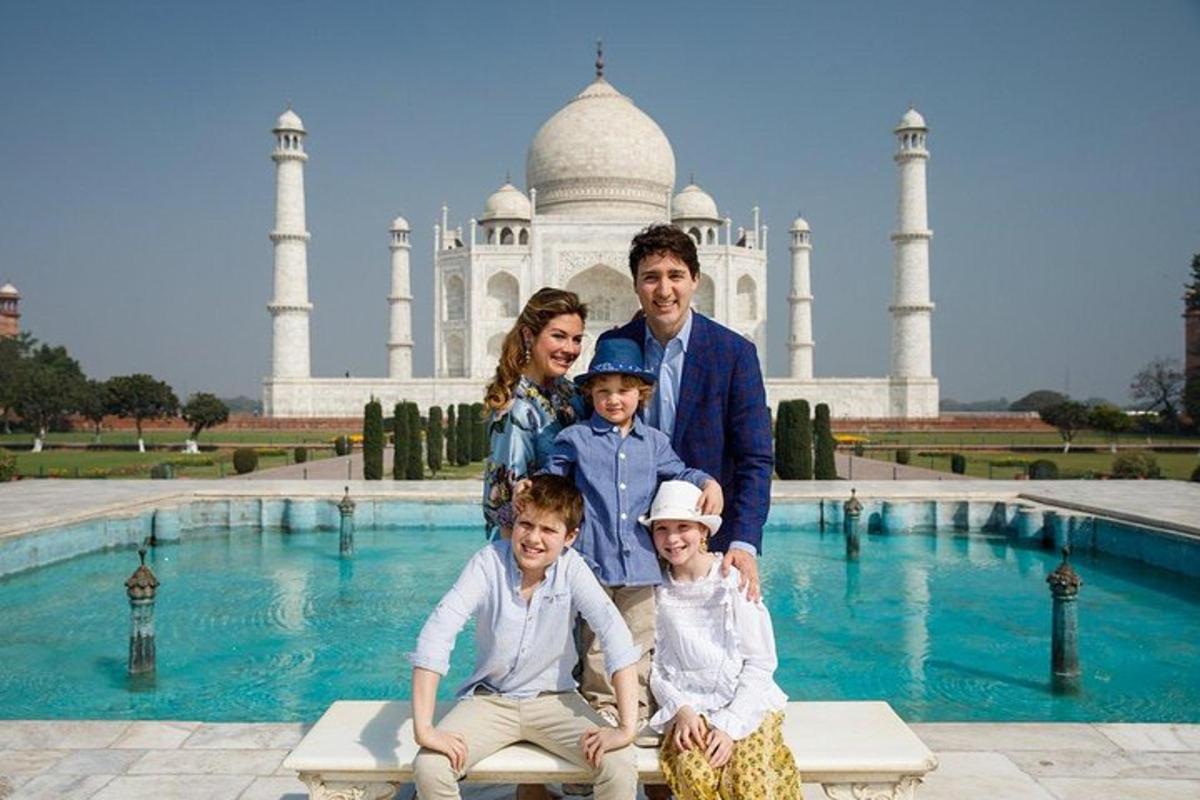 Družina pozira pred Taj Mahalom