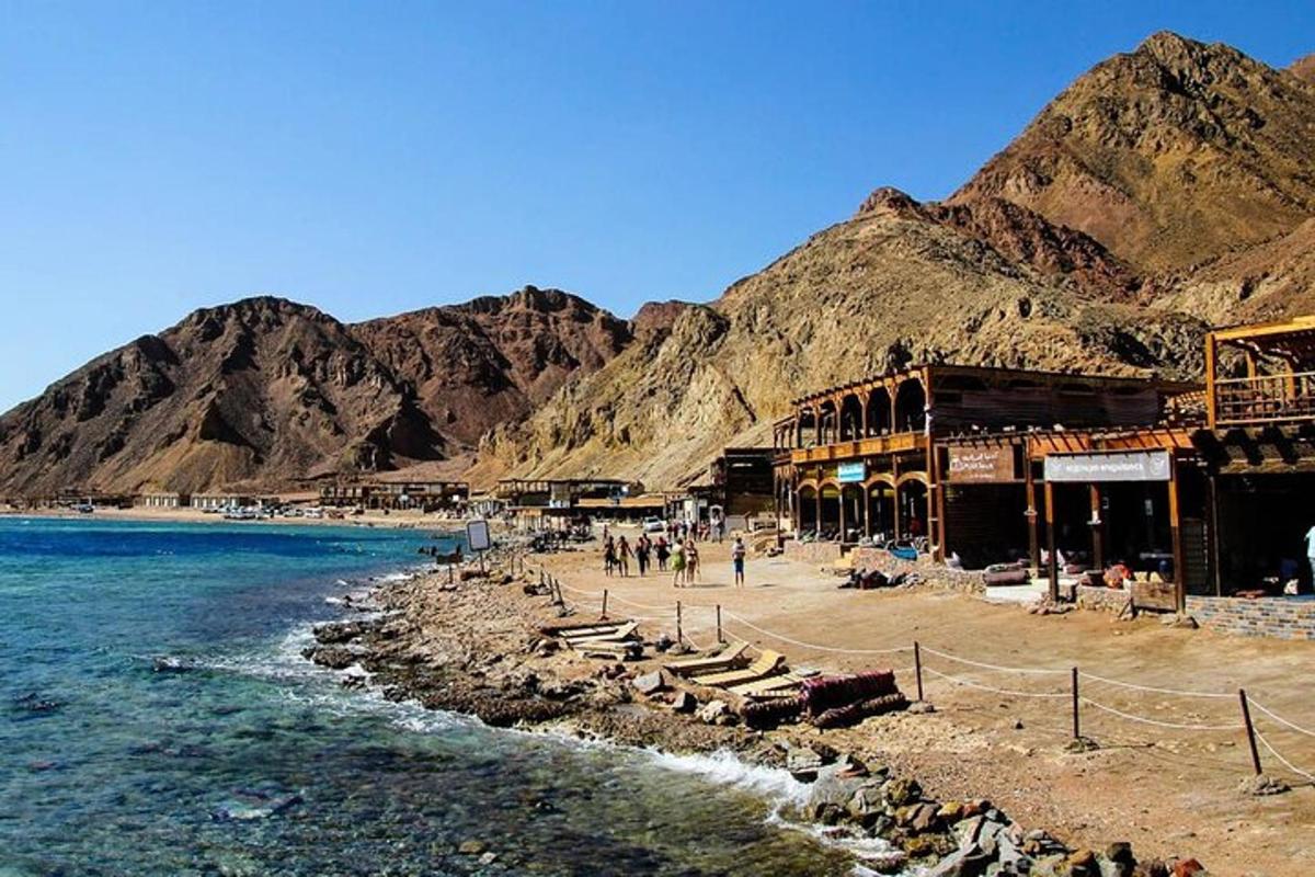pantai dengan sekelompok bangunan dan lautan