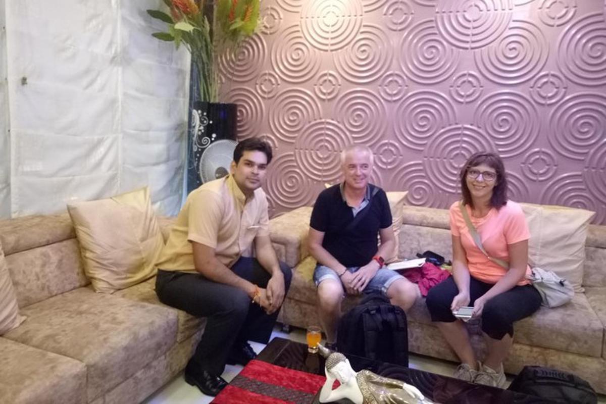 un grup de tres persones assegudes en un sofà