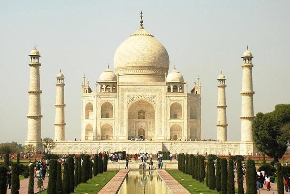 un gran edifici blanc amb una font al davant