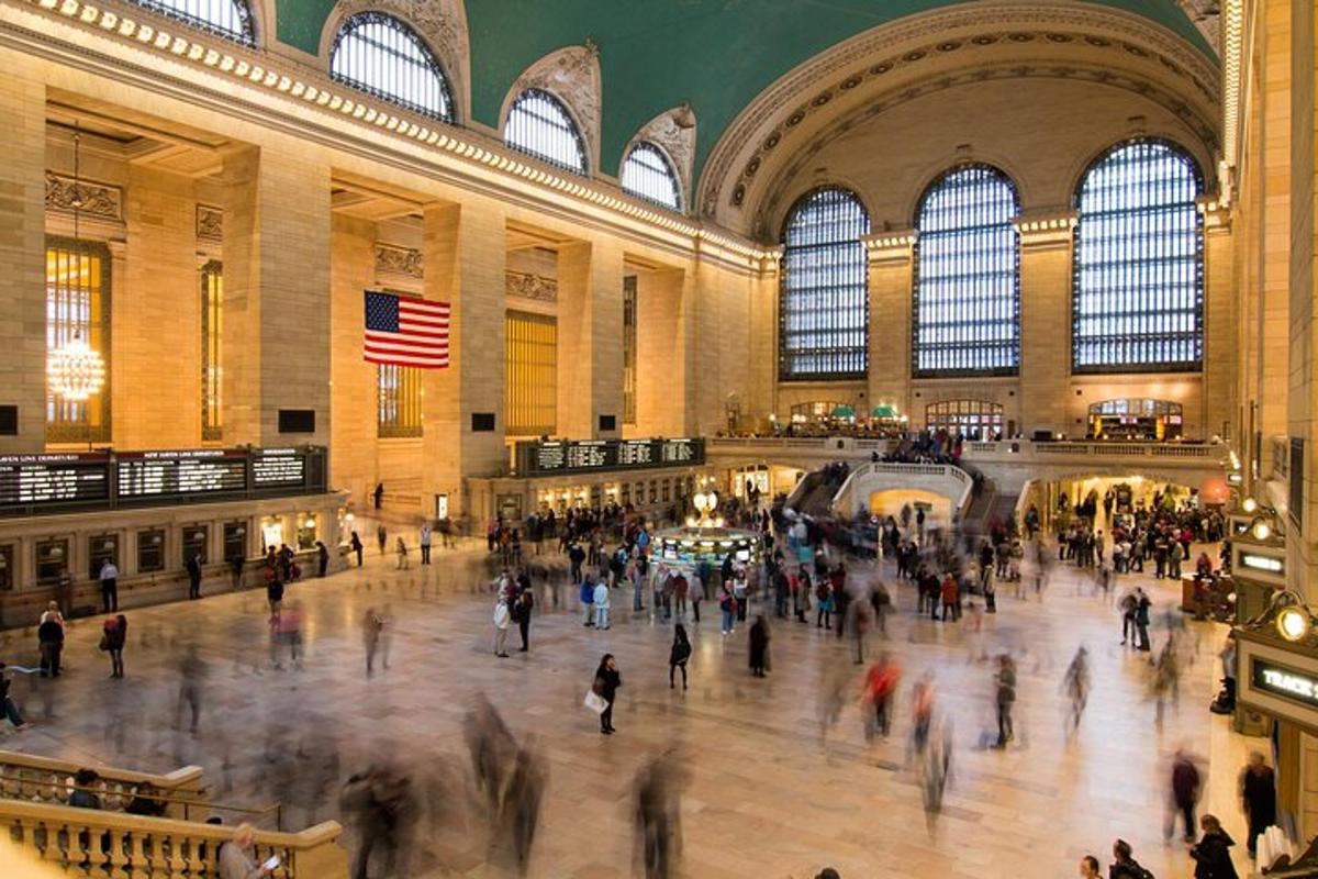 una folla di persone che camminano in un grande edificio