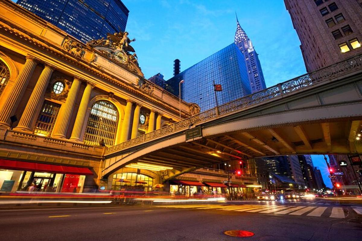 un ponte sopra una strada in una città con edifici