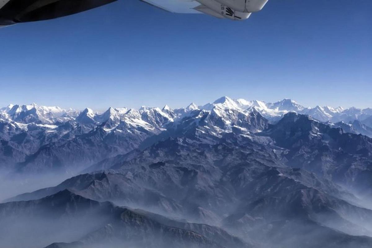 飛行機から見た山脈の航空写真