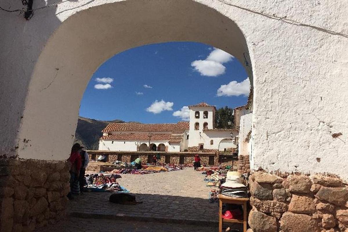 um arco com vista para uma cidade com um edifício