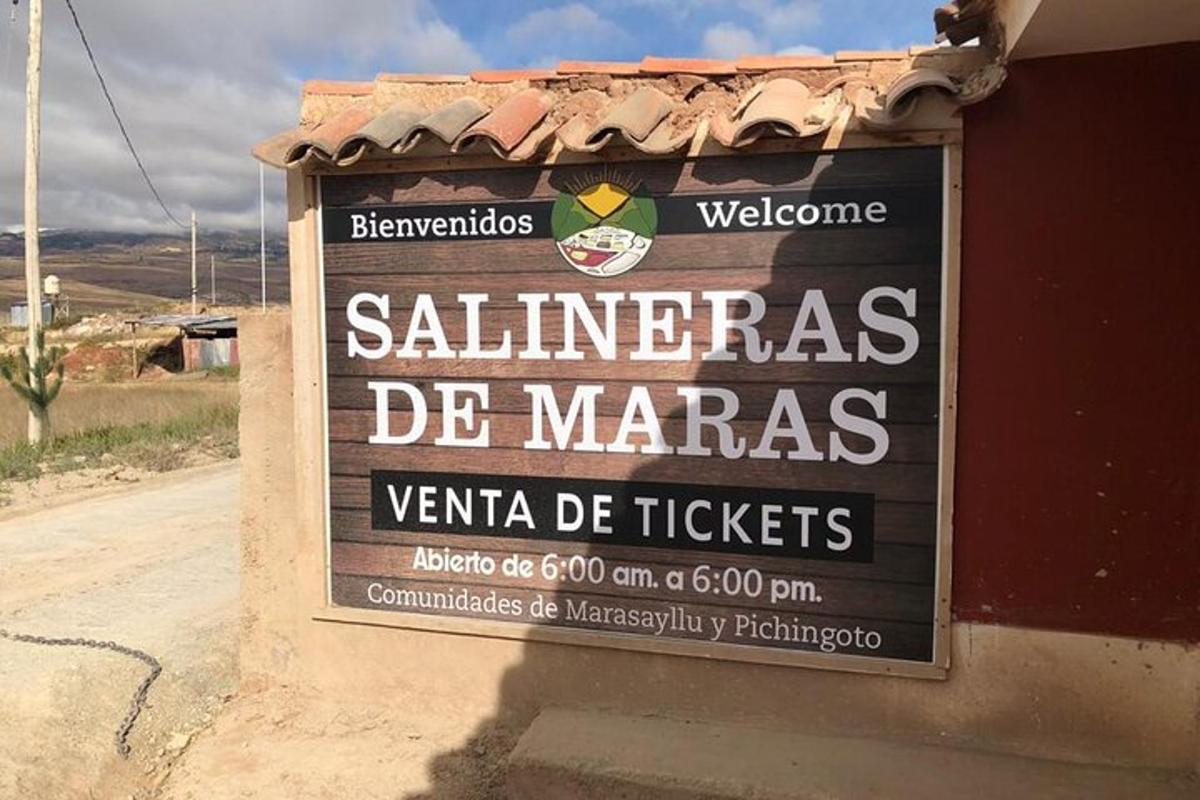 uma placa para uma placa de salemgas de marias em um prédio