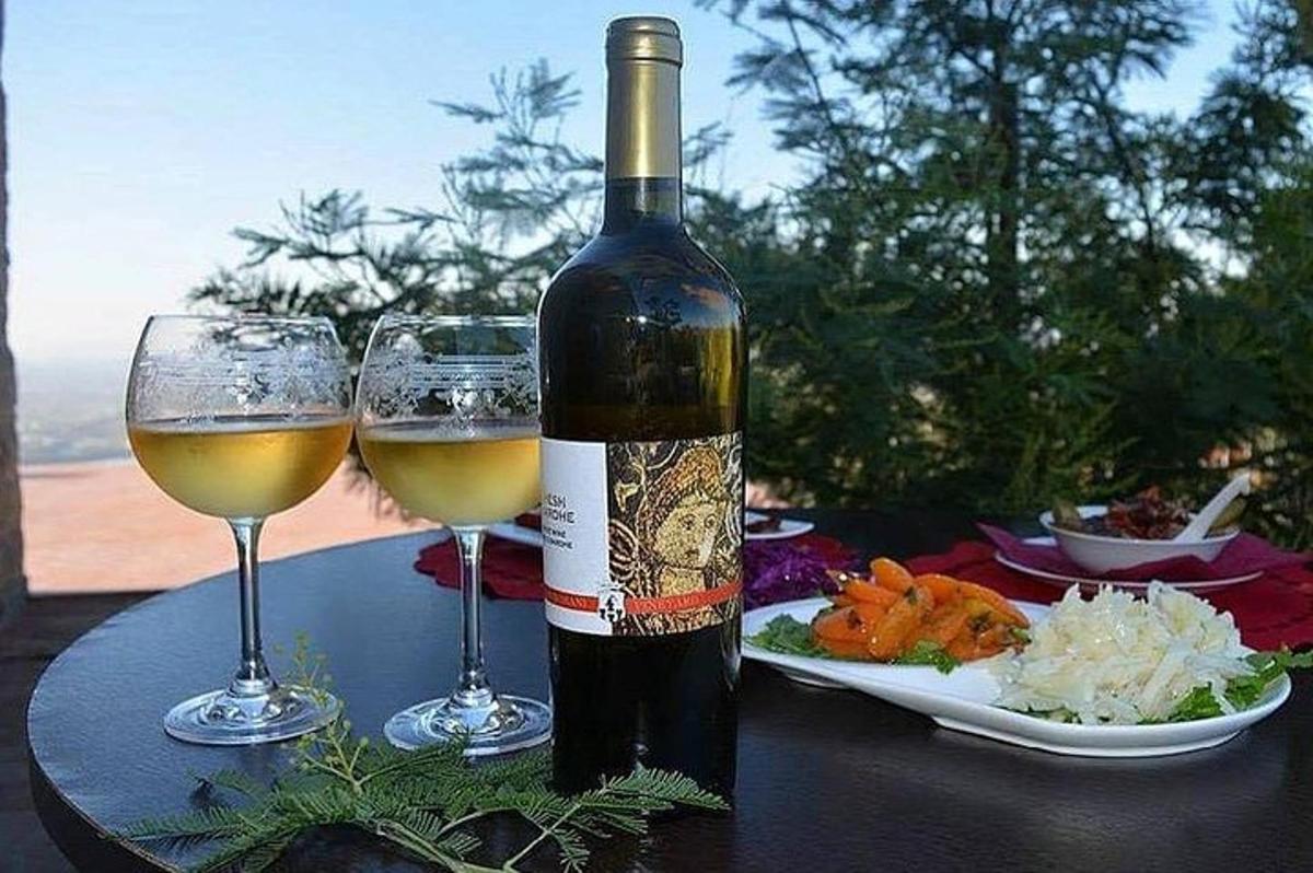eine Flasche Wein und zwei Weingläser auf einem Tisch