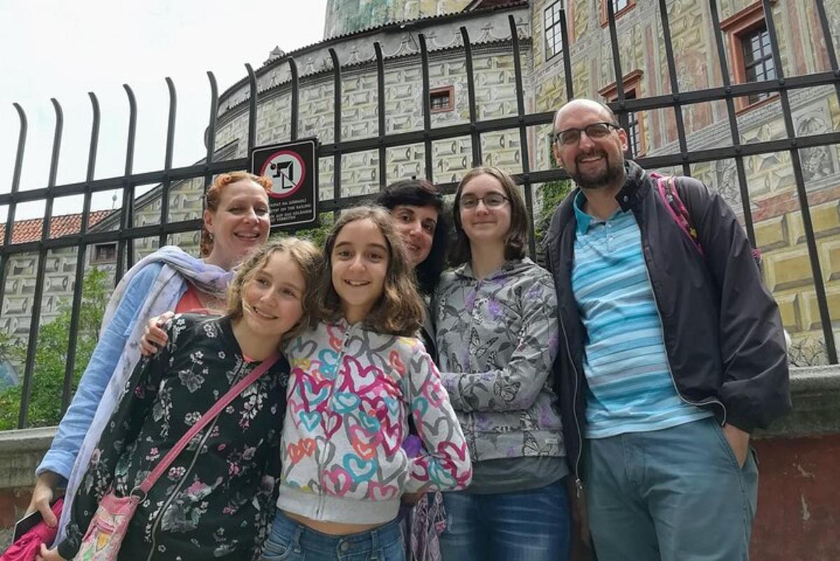 hópur fólks sem stendur fyrir framan byggingu