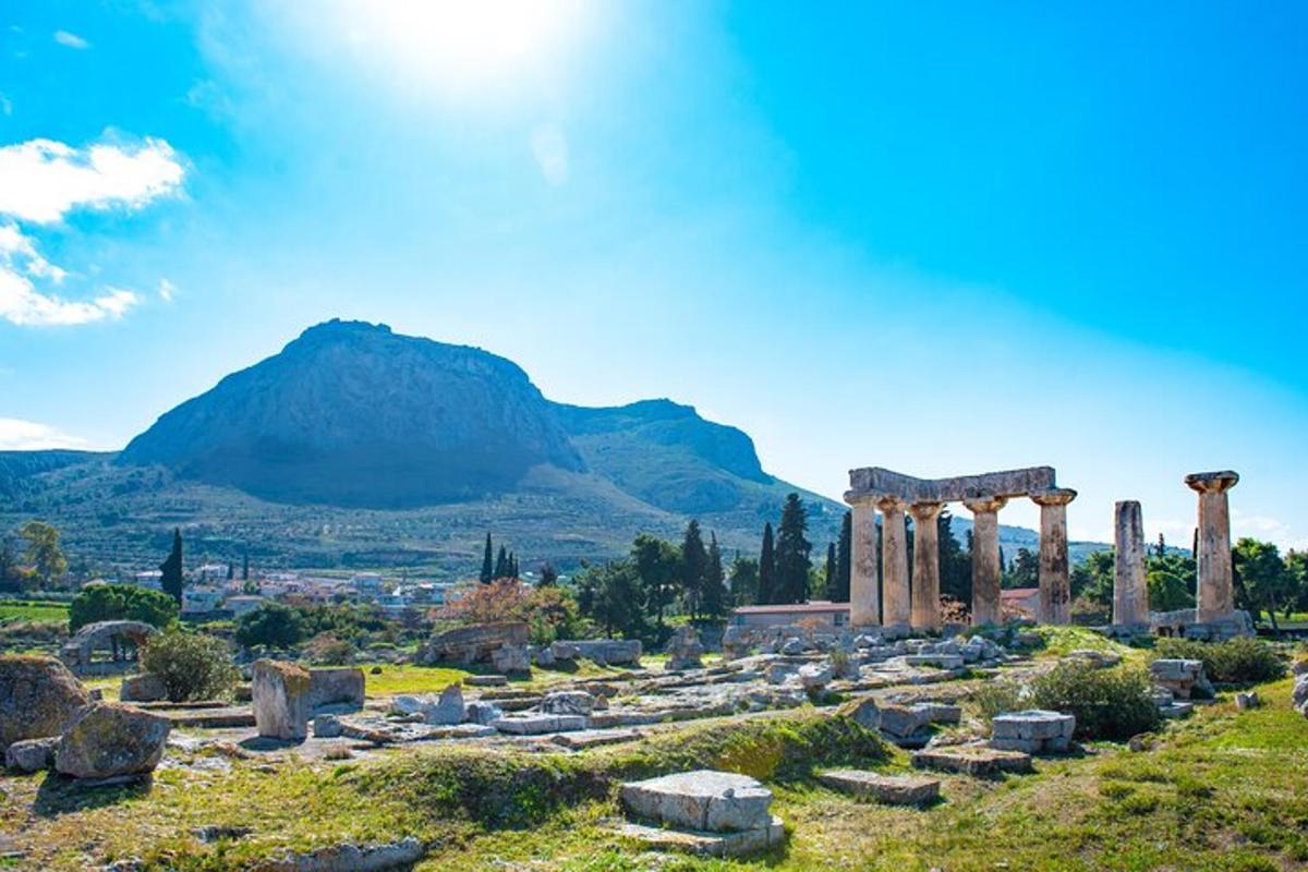 una vista delle rovine di un tempio con una montagna sullo sfondo