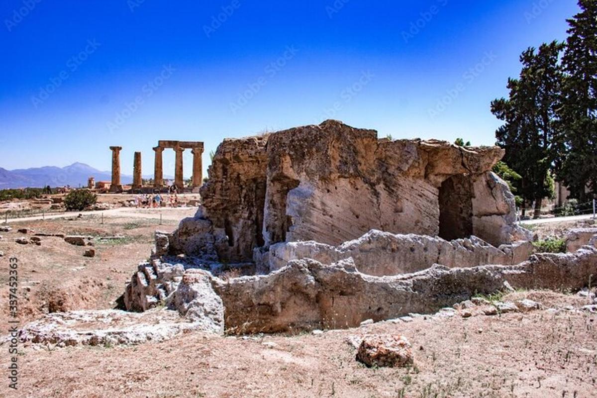 un'antica rovina con colonne sullo sfondo
