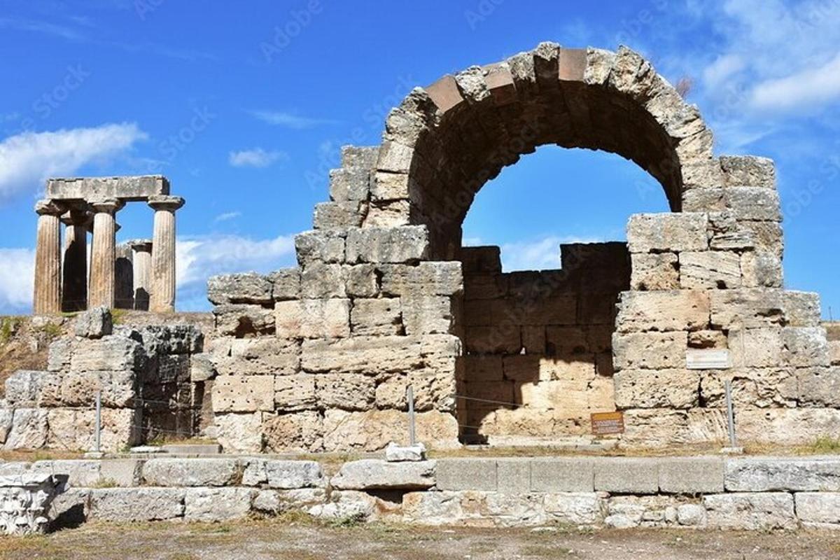 un antico edificio con un arco e delle rovine