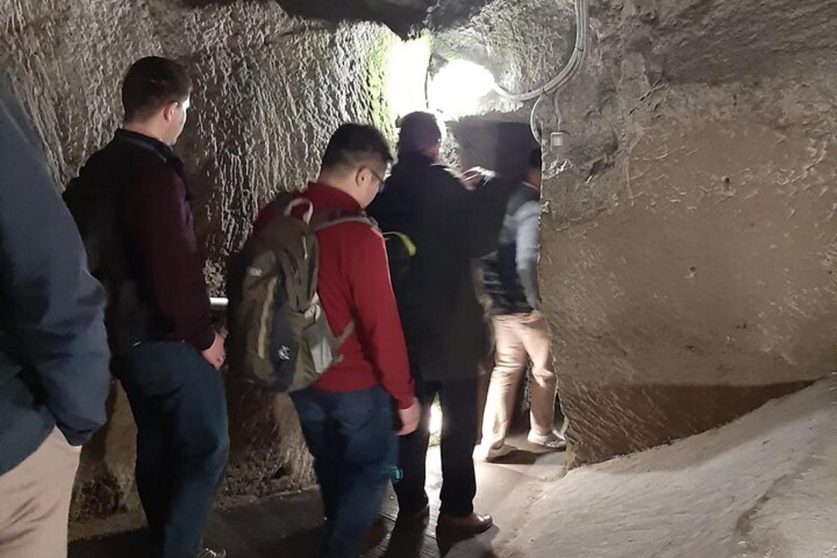 een groep mensen die in een donkere tunnel staan