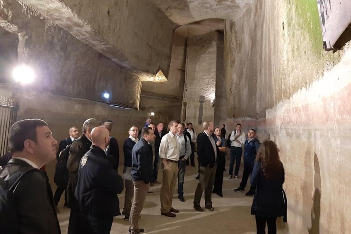 een grote groep mensen die in een tunnel staat
