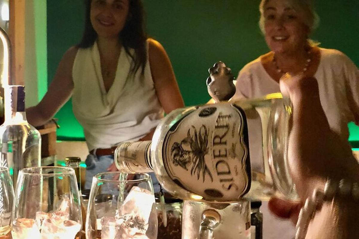 due donne in piedi dietro un tavolo con bicchieri di vino