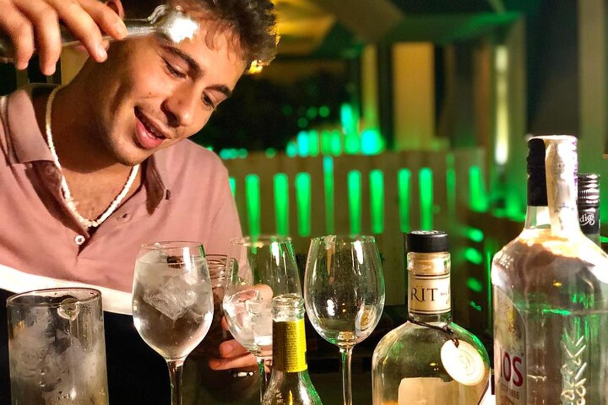 vyras sėdi prie stalo su vyno taurėmis
