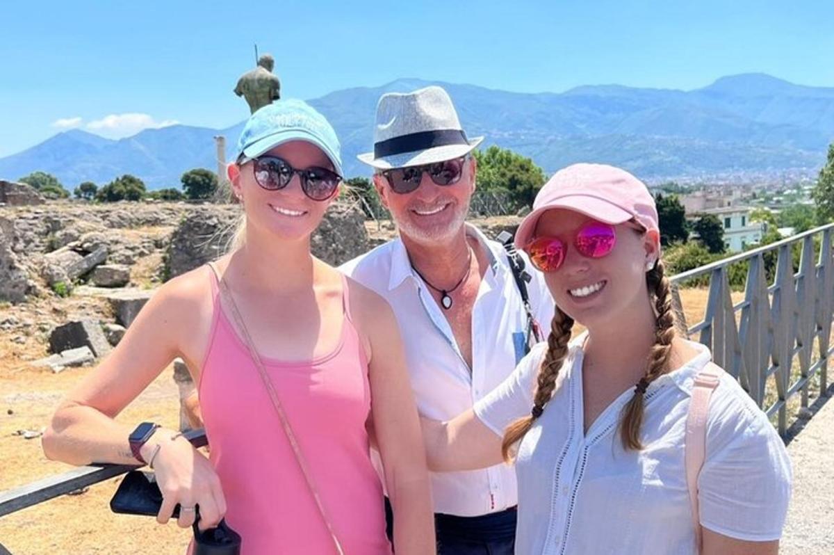 un uomo e due donne posano per una foto