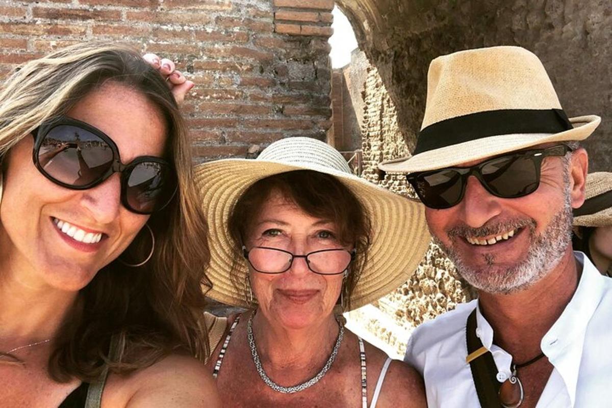 un gruppo di tre persone che indossano cappelli e occhiali da sole