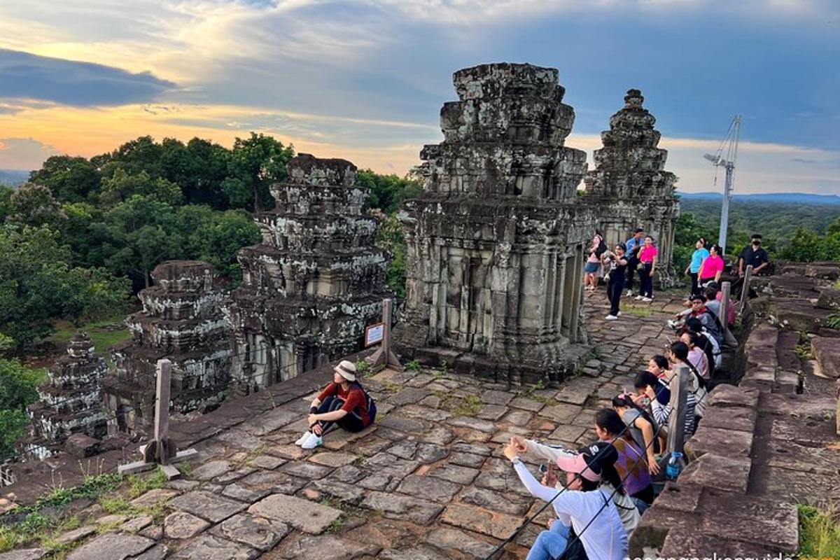 一群人站在寺庙顶上