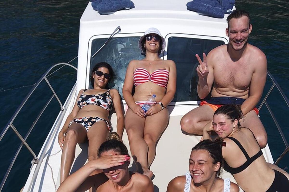 un grup de persones en bikini en un vaixell
