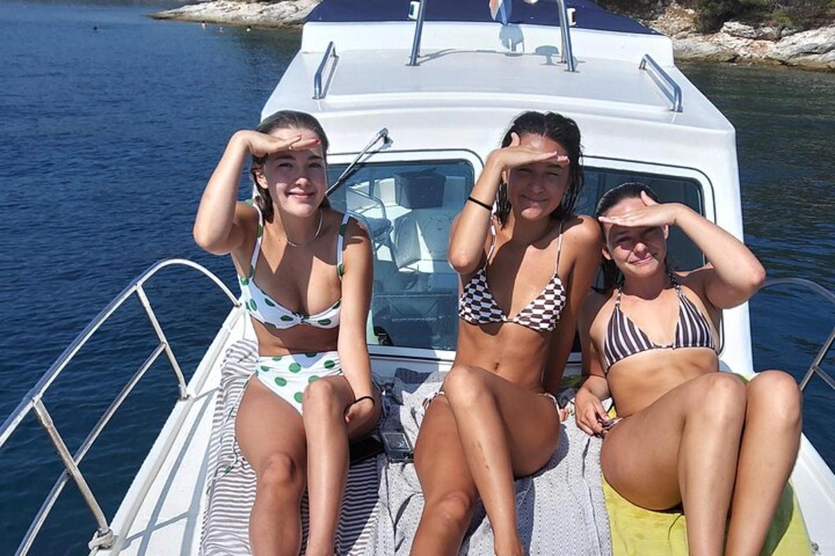 tres dones en bikini assegudes en un vaixell