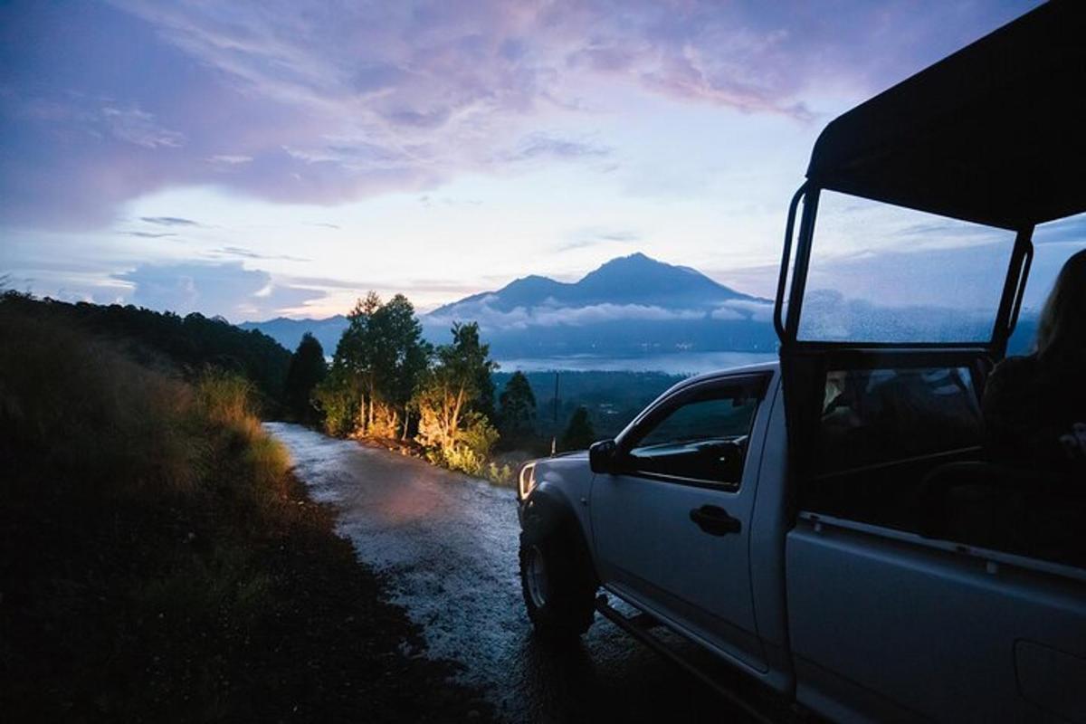 sebuah lori putih diletakkan di tepi jalan