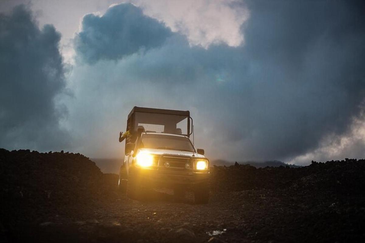 sebuah trak dengan lampu depannya menyala di padang