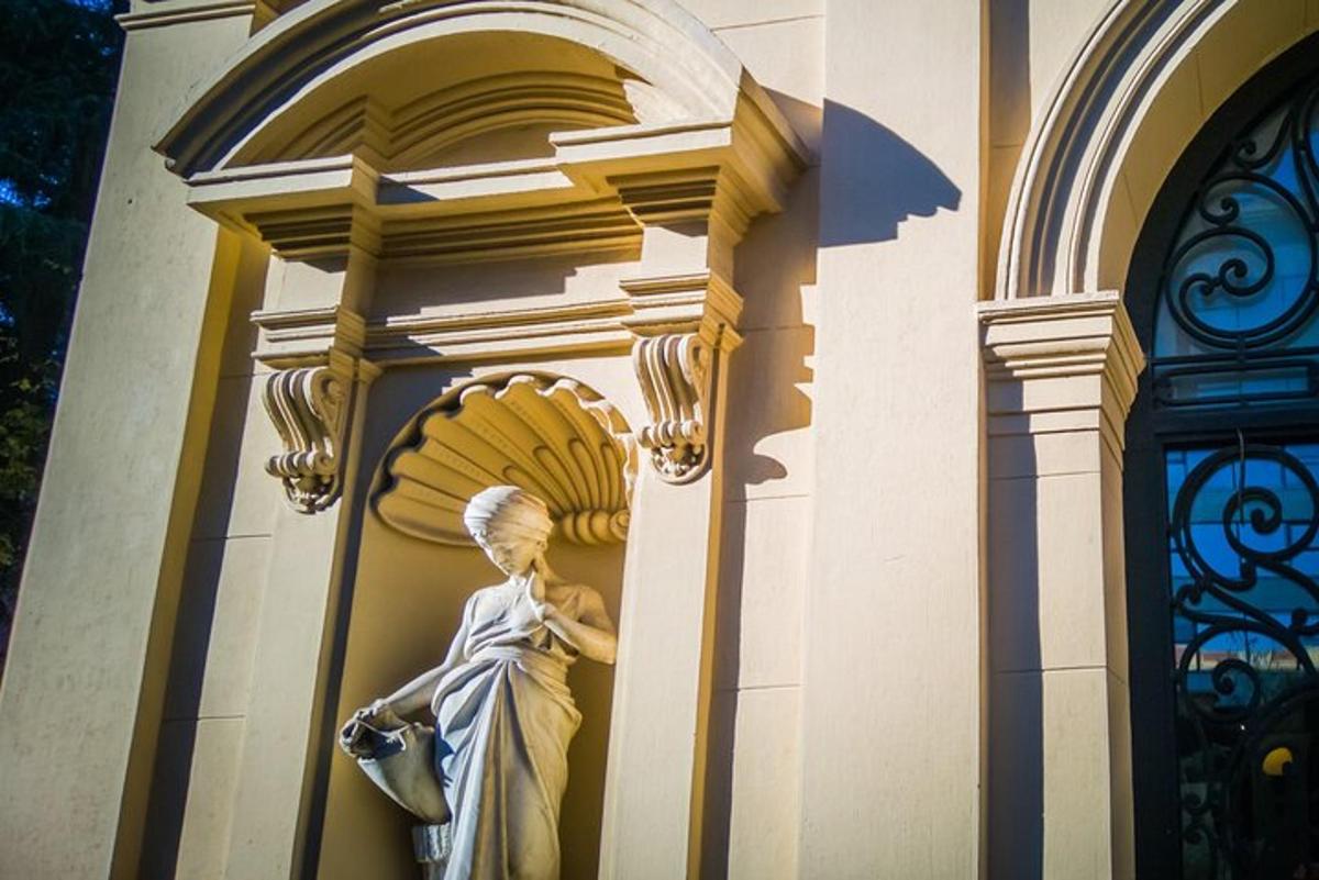 una estàtua d'una dona amb plàtans en un edifici
