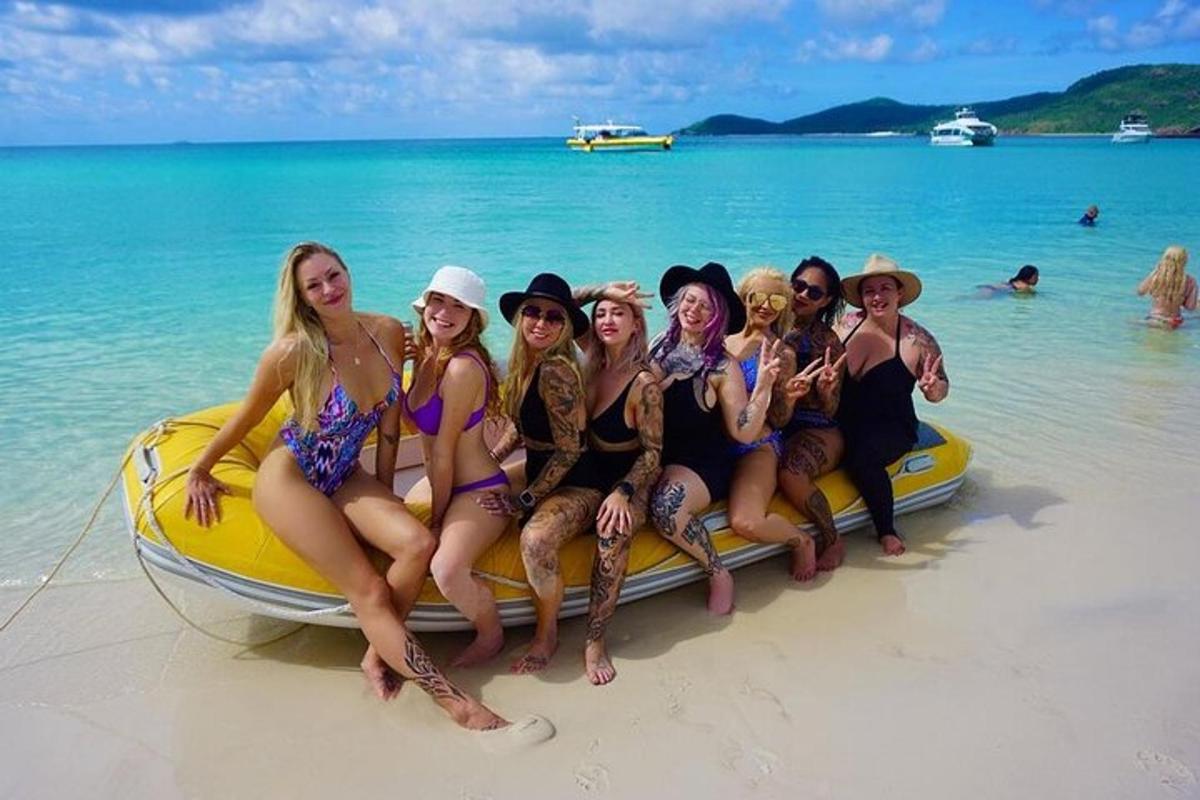 sekelompok wanita duduk di atas rakit di pantai